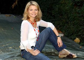 Annette Frier feet photo thumbnail