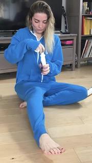 Annie Murphy feet photo thumbnail