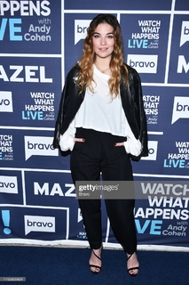 Annie Murphy feet photo thumbnail