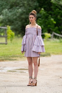Annie Murphy feet photo thumbnail