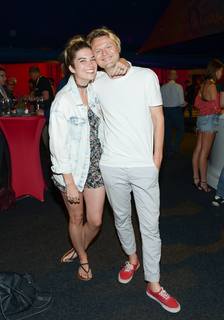 Annie Murphy feet photo thumbnail