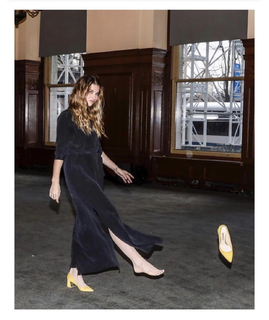 Annie Murphy feet photo thumbnail