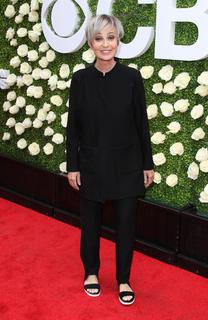 Annie Potts feet photo thumbnail