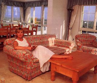 Anthea Turner feet photo thumbnail