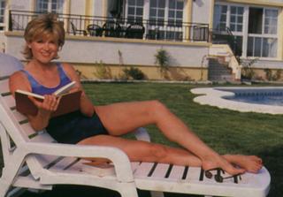 Anthea Turner feet photo thumbnail