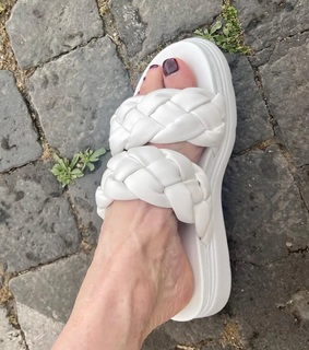 Anthea Turner feet photo thumbnail