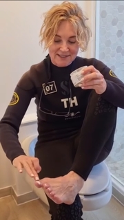 Anthea Turner feet photo thumbnail