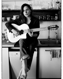 Antje Traue feet photo thumbnail