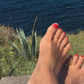 Antonella Clerici feet photo thumbnail