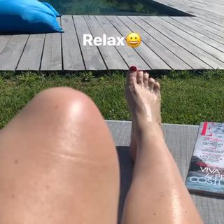 Antonella Clerici feet photo thumbnail