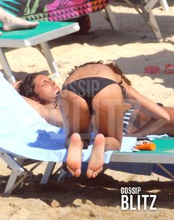 Antonella Mosetti feet photo thumbnail