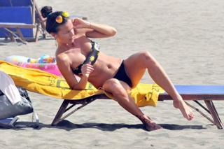 Antonella Mosetti feet photo thumbnail