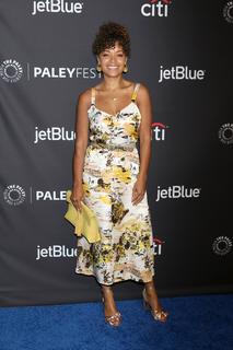 Antonia Thomas feet photo thumbnail