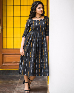 Anupama Parameshwaran feet photo thumbnail