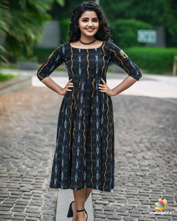 Anupama Parameshwaran feet photo thumbnail
