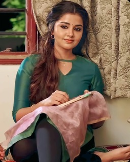 Anupama Parameshwaran feet photo thumbnail