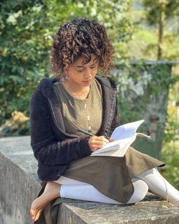 Anupama Parameshwaran feet photo thumbnail