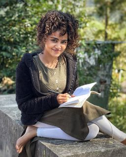 Anupama Parameshwaran feet photo thumbnail