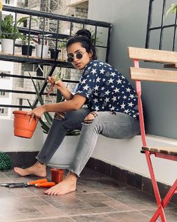 Anupama Parameshwaran feet photo thumbnail