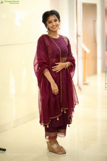 Anupama Parameshwaran feet photo thumbnail