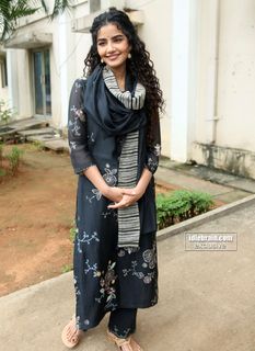 Anupama Parameshwaran feet photo thumbnail