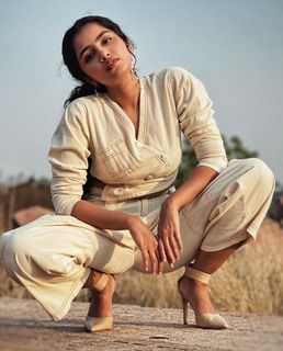 Anupama Parameshwaran feet photo thumbnail