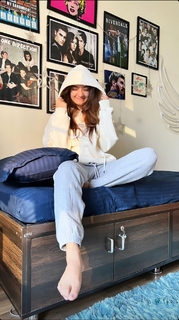Anushka Sen feet photo thumbnail