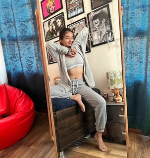 Anushka Sen feet photo thumbnail