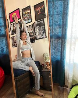 Anushka Sen feet photo thumbnail