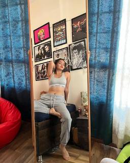 Anushka Sen feet photo thumbnail
