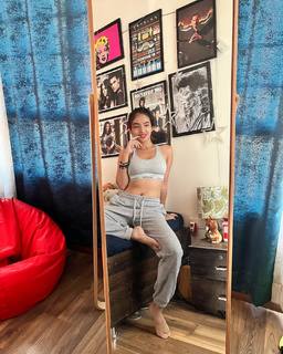 Anushka Sen feet photo thumbnail