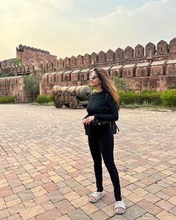 Anushka Sen feet photo thumbnail