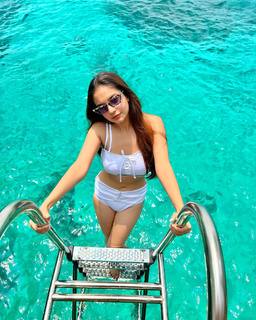 Anushka Sen feet photo thumbnail