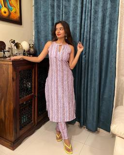 Anushka Sen feet photo thumbnail