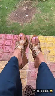 Anushka Sen feet photo thumbnail