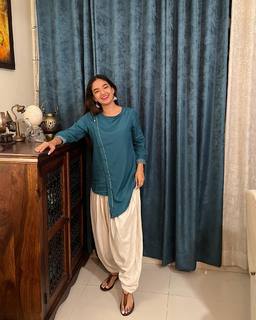 Anushka Sen feet photo thumbnail