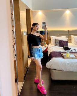 Anushka Sen feet photo thumbnail