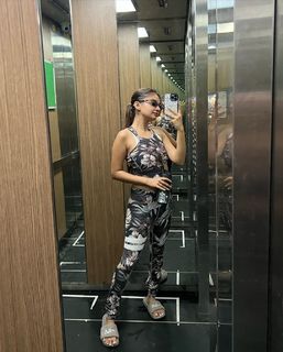 Anushka Sen feet photo thumbnail