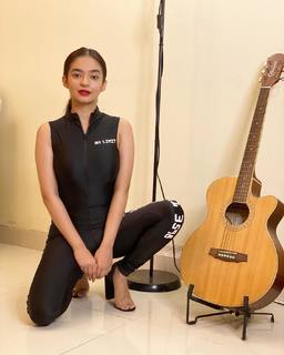 Anushka Sen feet photo thumbnail