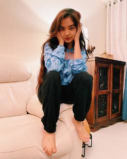 Anushka Sen feet photo thumbnail