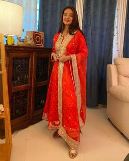Anushka Sen feet photo thumbnail