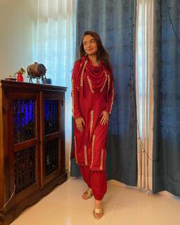 Anushka Sen feet photo thumbnail
