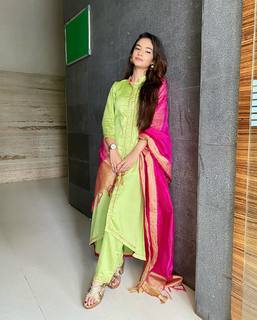Anushka Sen feet photo thumbnail