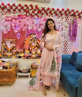 Anushka Sen feet photo thumbnail
