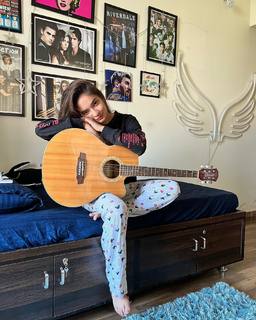 Anushka Sen feet photo thumbnail