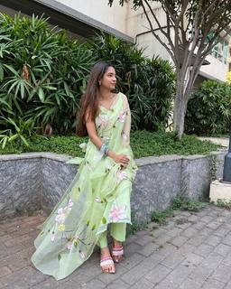 Anushka Sen feet photo thumbnail