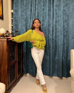 Anushka Sen feet photo thumbnail