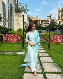 Anushka Sen feet photo thumbnail