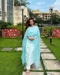 Anushka Sen feet photo thumbnail