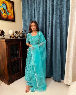 Anushka Sen feet photo thumbnail